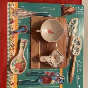 The Pioneer Woman “Clara” Kitchen Gadget set